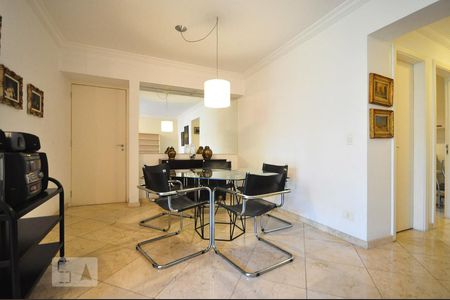Apartamento à venda com 83m², 3 quartos e 2 vagasMesa de jantar