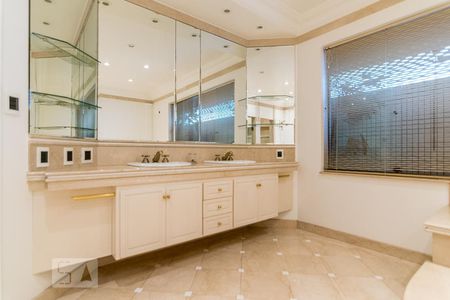 Apartamento à venda com 450m², 5 quartos e 4 vagas Apartamento à venda com 450m², 5 quartos e 4 vagasBanheiro da Suite Master