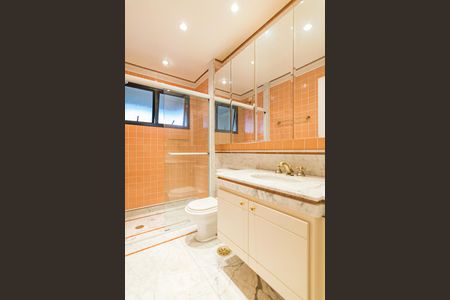 Apartamento à venda com 450m², 5 quartos e 4 vagas Apartamento à venda com 450m², 5 quartos e 4 vagasBanheiro das Suites 4 e 5