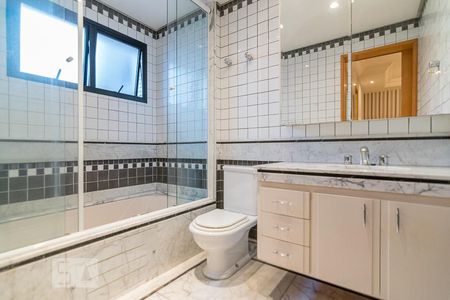 Apartamento à venda com 450m², 5 quartos e 4 vagas Apartamento à venda com 450m², 5 quartos e 4 vagasBanheiro da Suite 3