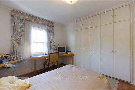 Casa à venda com 577m², 5 quartos e 7 vagasQuarto 2