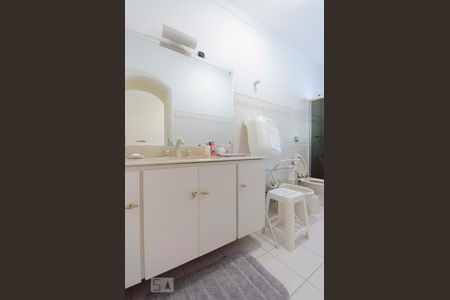 Casa à venda com 577m², 5 quartos e 7 vagasBanheiro Suíte 2