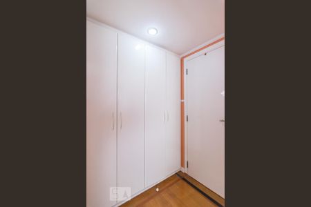 Apartamento à venda com 200m², 3 quartos e 3 vagas Apartamento à venda com 200m², 3 quartos e 3 vagasCloset