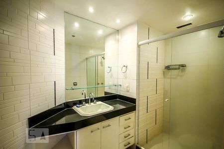 Banheiro de apartamento para alugar com 2 quartos, 65m² em Copacabana, Rio de Janeiro