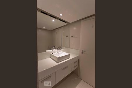Apartamento à venda com 231m², 3 quartos e 2 vagasBanheiro da Suíte
