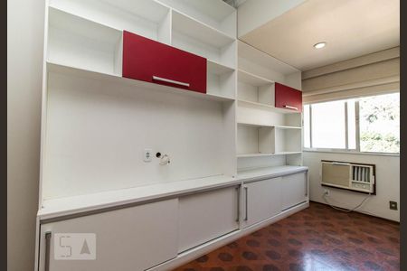 Apartamento à venda com 110m², 3 quartos e 1 vaga Apartamento à venda com 110m², 3 quartos e 1 vagaDetalhe estante quarto 2