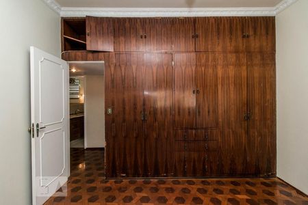 Apartamento à venda com 110m², 3 quartos e 1 vaga Apartamento à venda com 110m², 3 quartos e 1 vagaDetalhe armário quarto 2 precisando de reparo em uma das portas superiores