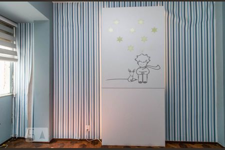 Apartamento à venda com 110m², 3 quartos e 1 vaga Apartamento à venda com 110m², 3 quartos e 1 vagaDetalhe painel aceso com algumas partes descolando