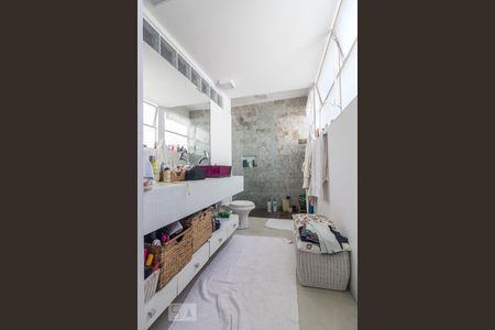 Apartamento à venda com 200m², 3 quartos e 2 vagas Apartamento à venda com 200m², 3 quartos e 2 vagasBanheiro da suite