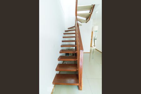 Apartamento à venda com 130m², 3 quartos e 1 vaga Apartamento à venda com 130m², 3 quartos e 1 vagaEscada