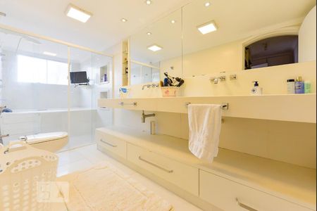 Casa à venda com 450m², 4 quartos e 4 vagasBanheiro Suíte 2