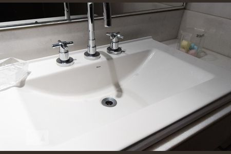 Apartamento à venda com 150m², 3 quartos e 2 vagas Apartamento à venda com 150m², 3 quartos e 2 vagasDetalhe Lavatório do banheiro da suite