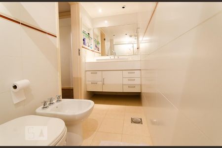 Apartamento à venda com 150m², 3 quartos e 2 vagas Apartamento à venda com 150m², 3 quartos e 2 vagasBanheiro da suite