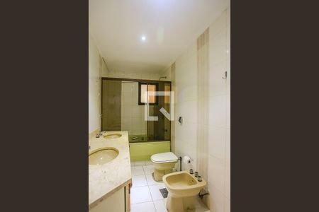 Apartamento à venda com 220m², 4 quartos e 3 vagas Apartamento à venda com 220m², 4 quartos e 3 vagasBanheiro Suíte 2