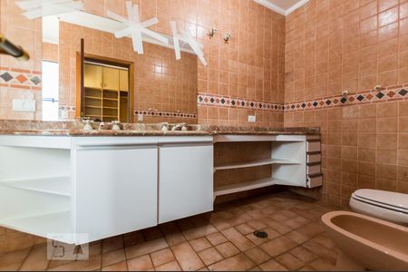 Casa de condomínio à venda com 380m², 4 quartos e 4 vagasBanheiro da suíte 2