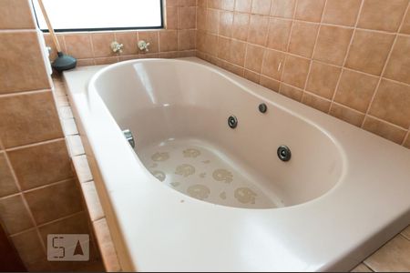 Casa de condomínio à venda com 380m², 4 quartos e 4 vagasBanheiro da suíte 2