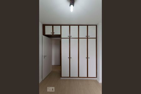 Apartamento para alugar com 80m², 3 quartos e 1 vagaQuarto 2 (Armários)