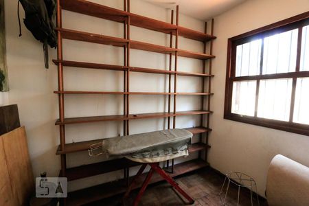 Casa de condomínio à venda com 313m², 3 quartos e 4 vagasQuarto de serviço