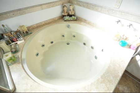 Apartamento para alugar com 340m², 4 quartos e 5 vagas Apartamento para alugar com 340m², 4 quartos e 5 vagasDetalhe do banheiro suíte 4