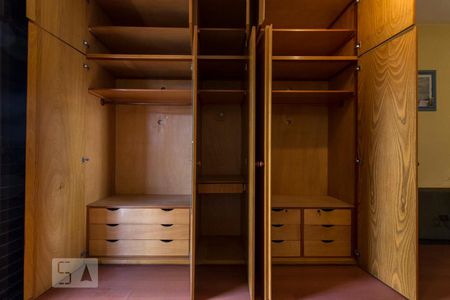 Casa para alugar com 355m², 5 quartos e 7 vagasArmários Quarto 2 