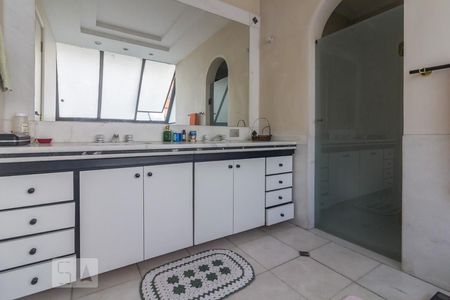 Apartamento à venda com 350m², 4 quartos e 4 vagas Apartamento à venda com 350m², 4 quartos e 4 vagasBanheiro da Suite 4