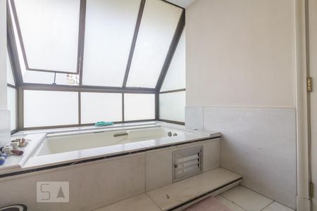 Apartamento à venda com 350m², 4 quartos e 4 vagas Apartamento à venda com 350m², 4 quartos e 4 vagasBanheiro da Suite 4