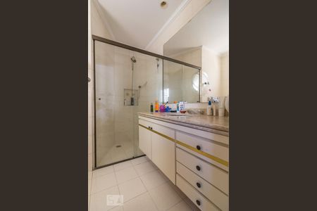 Apartamento à venda com 350m², 4 quartos e 4 vagas Apartamento à venda com 350m², 4 quartos e 4 vagasBanheiro da suite 2