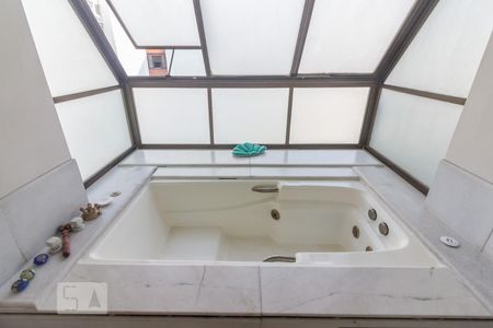 Apartamento à venda com 350m², 4 quartos e 4 vagas Apartamento à venda com 350m², 4 quartos e 4 vagasBanheiro da Suite 4