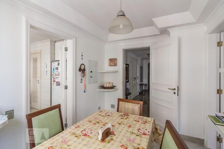 Apartamento à venda com 350m², 4 quartos e 4 vagas Apartamento à venda com 350m², 4 quartos e 4 vagasSala de almoço