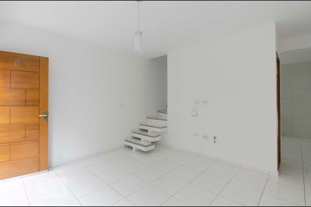 Sala de casa de condomínio para alugar com 2 quartos, 67m² em Vila Nivi, São Paulo