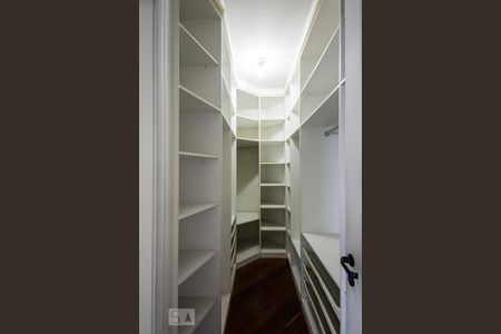 Apartamento à venda com 208m², 4 quartos e 4 vagas Apartamento à venda com 208m², 4 quartos e 4 vagasCloset - Suíte 3