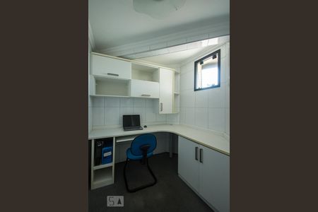 Apartamento à venda com 208m², 4 quartos e 4 vagas Apartamento à venda com 208m², 4 quartos e 4 vagasEscritório