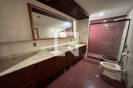 Casa à venda com 450m², 5 quartos e 3 vagas Casa à venda com 450m², 5 quartos e 3 vagasBanheiro da Suíte 1