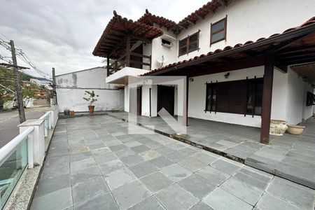 Casa à venda com 450m², 5 quartos e 3 vagas Casa à venda com 450m², 5 quartos e 3 vagasVaranda da Sala