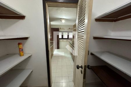 Casa à venda com 450m², 5 quartos e 3 vagas Casa à venda com 450m², 5 quartos e 3 vagasDespensa