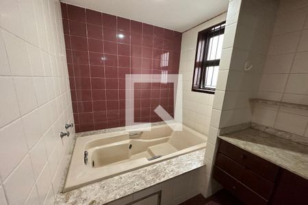 Casa à venda com 450m², 5 quartos e 3 vagas Casa à venda com 450m², 5 quartos e 3 vagasBanheiro da Suíte 1
