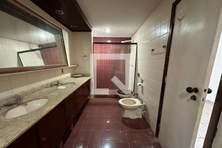 Casa à venda com 450m², 5 quartos e 3 vagas Casa à venda com 450m², 5 quartos e 3 vagasBanheiro da Suíte 1