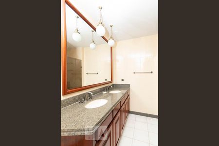 Apartamento à venda com 280m², 3 quartos e 2 vagas Apartamento à venda com 280m², 3 quartos e 2 vagasBanheiro Suíte