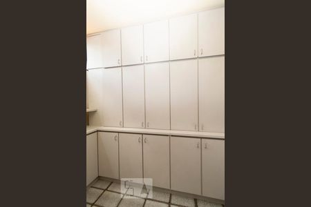 Apartamento à venda com 280m², 3 quartos e 2 vagas Apartamento à venda com 280m², 3 quartos e 2 vagasQuarto de Empregada