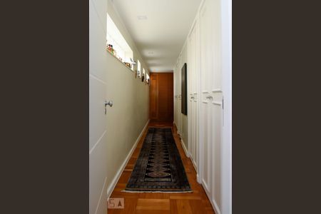 Apartamento à venda com 300m², 4 quartos e 2 vagas Apartamento à venda com 300m², 4 quartos e 2 vagasCorredor de acesso aos quartos