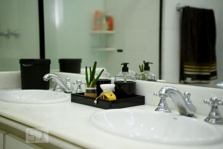 Apartamento à venda com 300m², 4 quartos e 2 vagas Apartamento à venda com 300m², 4 quartos e 2 vagasDetalhe Pia Banheiro