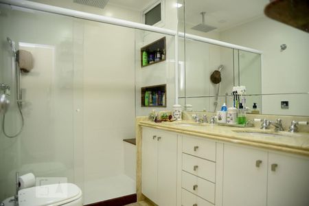 Apartamento à venda com 300m², 4 quartos e 2 vagas Apartamento à venda com 300m², 4 quartos e 2 vagasBanheiro Suíte