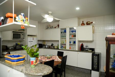 Apartamento à venda com 300m², 4 quartos e 2 vagas Apartamento à venda com 300m², 4 quartos e 2 vagasCozinha