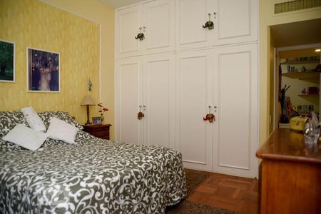 Apartamento à venda com 300m², 4 quartos e 2 vagas Apartamento à venda com 300m², 4 quartos e 2 vagasSuíte