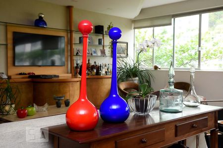 Apartamento à venda com 300m², 4 quartos e 2 vagas Apartamento à venda com 300m², 4 quartos e 2 vagasDetalhe Sala