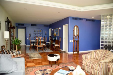 Apartamento à venda com 300m², 4 quartos e 2 vagas Apartamento à venda com 300m², 4 quartos e 2 vagasSala