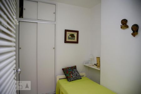 Apartamento à venda com 300m², 4 quartos e 2 vagas Apartamento à venda com 300m², 4 quartos e 2 vagasDependência de Serviço
