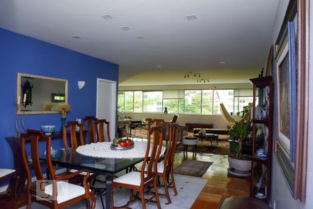 Apartamento à venda com 300m², 4 quartos e 2 vagas Apartamento à venda com 300m², 4 quartos e 2 vagasSala