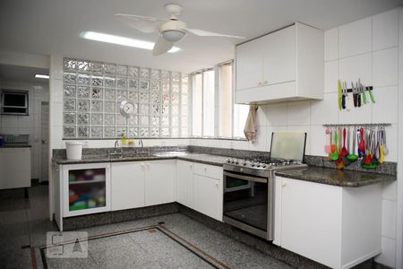 Apartamento à venda com 300m², 4 quartos e 2 vagas Apartamento à venda com 300m², 4 quartos e 2 vagasCozinha