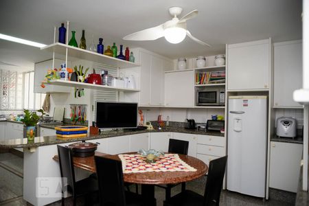 Apartamento à venda com 300m², 4 quartos e 2 vagas Apartamento à venda com 300m², 4 quartos e 2 vagasCozinha